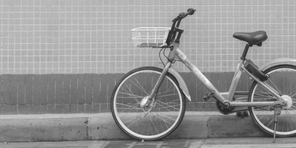 Svartvit bild på cykel