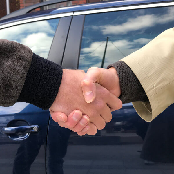 Två personer som skakar hand